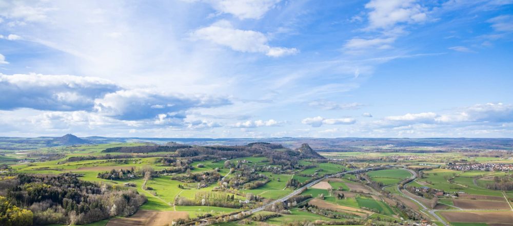Weite grüne Landschaft unter blauem Himmel
